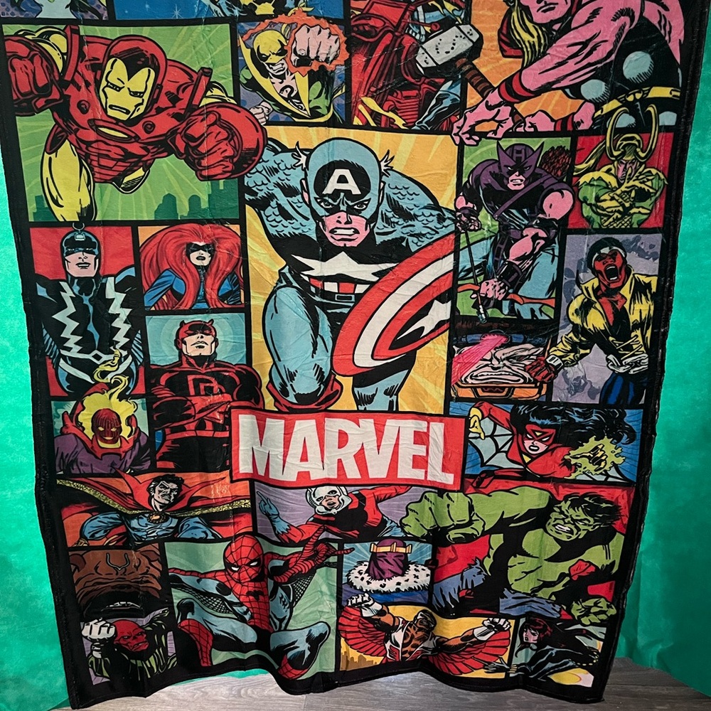 Marvel Heroes Comic Style Blanket - Red, Blue, Green